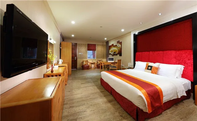 Deluxe, Suite, Royal Garden Hotel 1/1