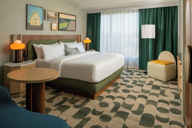 غرفة قياسية بسرير كينج، Trilogy Hotel Huntsville, Autograph Collection 2/5