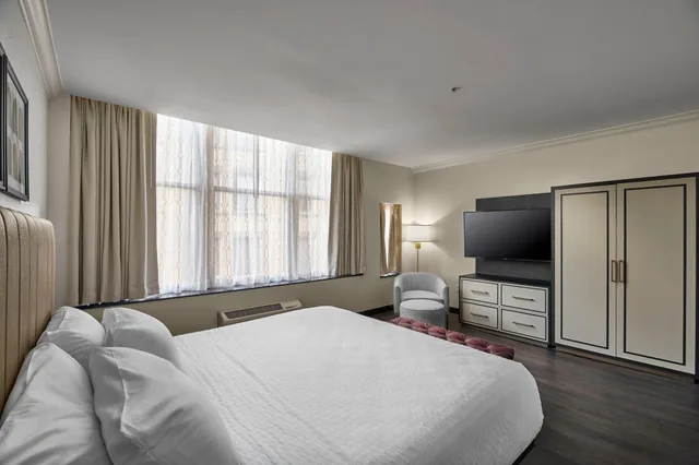 1 Bedroom, Suite, Hotel Indigo Cleveland Downtown 1/2