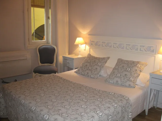 Standard, Single, Hotel de L Apos Amphitheatre 1/3