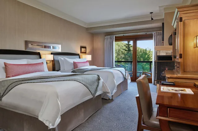 Family Suite, 2 Queen Beds, Valley View, Sofa، The St. Regis Deer Valley 3/10