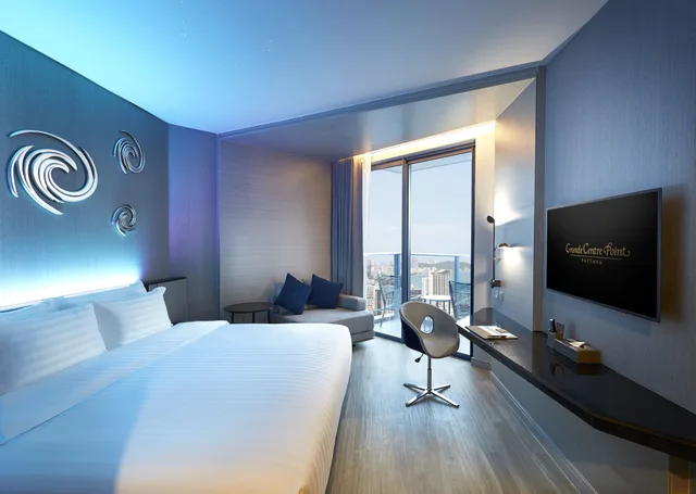 غرفة سوبيريور بسرير كينج بإطلالة على البحر، Grande Centre Point Pattaya 1/2