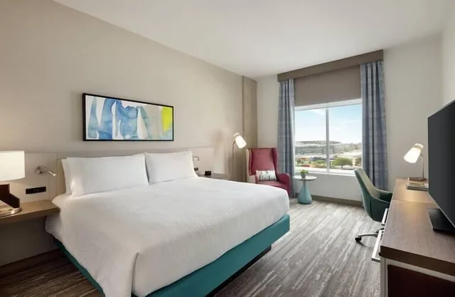 غرفة قياسية بسرير كينج لذوي الإعاقة، Hilton Garden Inn Austin Central 3/8