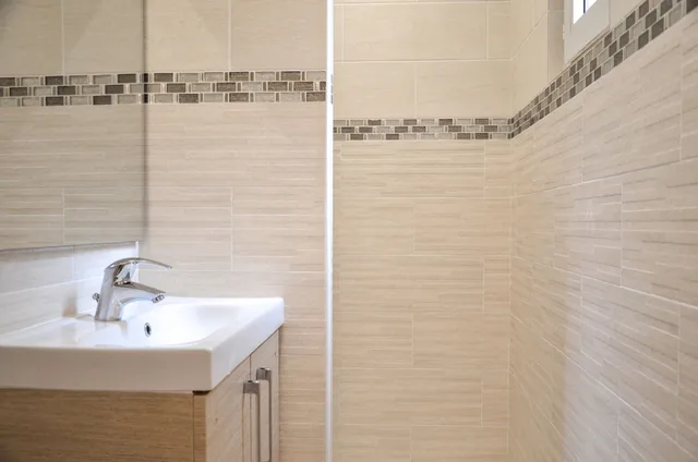 غرفة كومفورت ثلاثية بسرير مزدوج وسرير فردي، HOTEL DE LA PERDRIX ROUGE 8/8