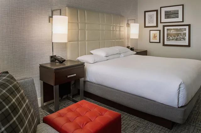 غرفة سوبيريور بسرير كينج، Hilton St. Louis at the Ballpark 4/10