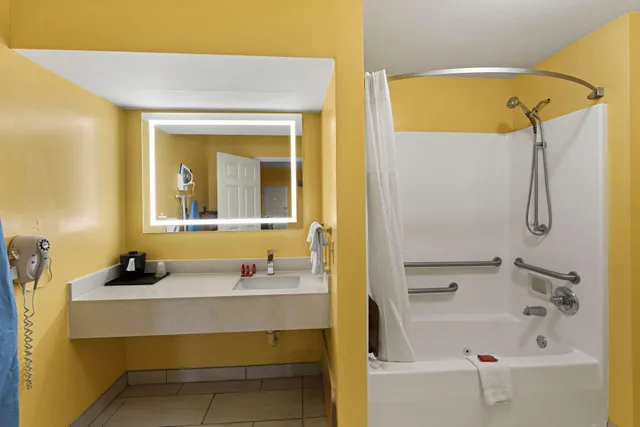 غرفة بسرير كينج لذوي الإعاقة، SureStay by Best Western Gulfport 3/4