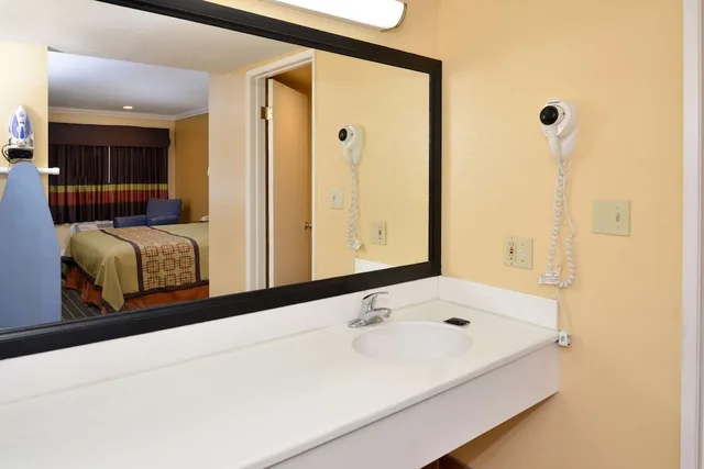 غرفة بسرير كينج للمدخنين، Americas Best Value Inn Azusa Pasadena 4/4