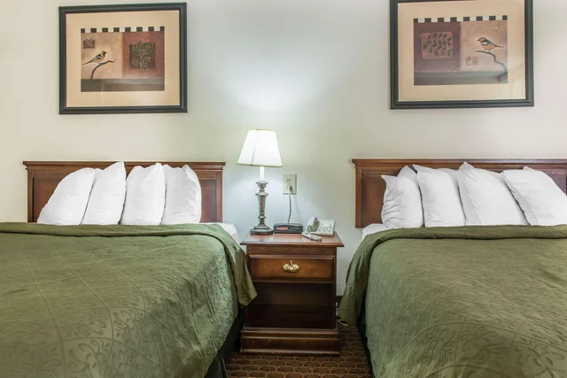 غرفة رباعية بسريرين كوين، Rodeway Inn Brookville, PA 3/3