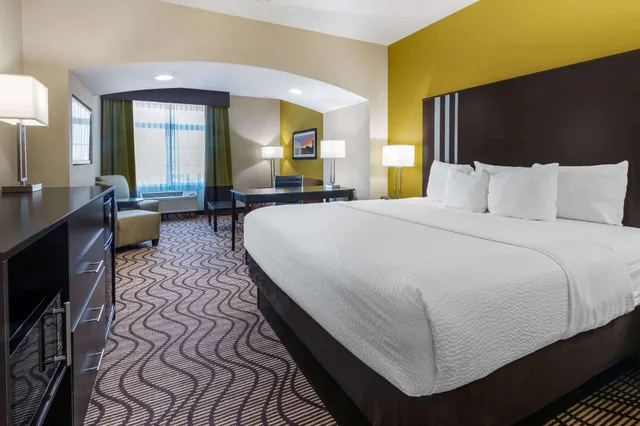 Executive, King Bed, La Quinta Inn & Suites by Wyndham Artesia 1/3