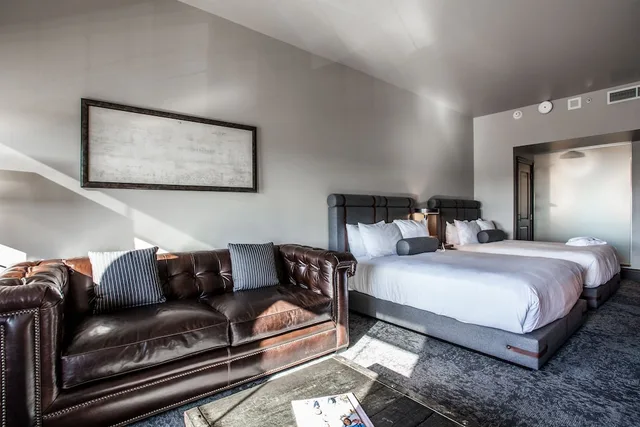 Heritage, 2 Queen Beds، Ironworks Hotel Indy 1/3