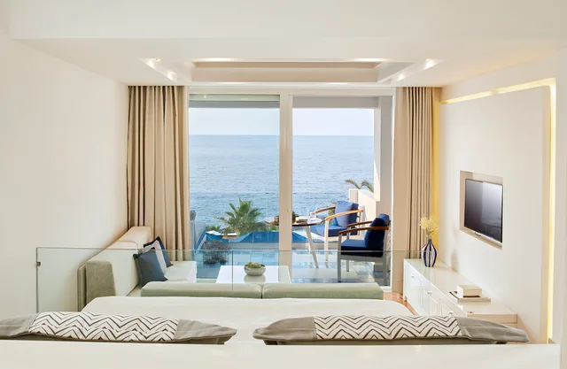 جناح سيغنتشر غراند بإطلالة على البحر بشرفة بجاكوزي، Minos Imperial Luxury Beach Resort and Spa Milatos 1/2