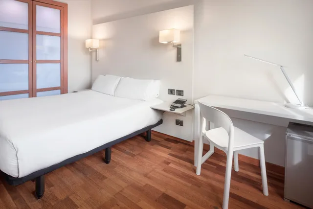 غرفة بسرير مزدوج أو سريرين منفصلين، B&B HOTEL Granada Estacion 3/10