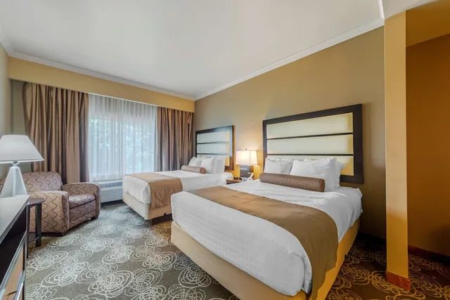 غرفة بسريرين كوين مع أريكة، Best Western Plus Miami Airport North Hotel & Suites 5/8
