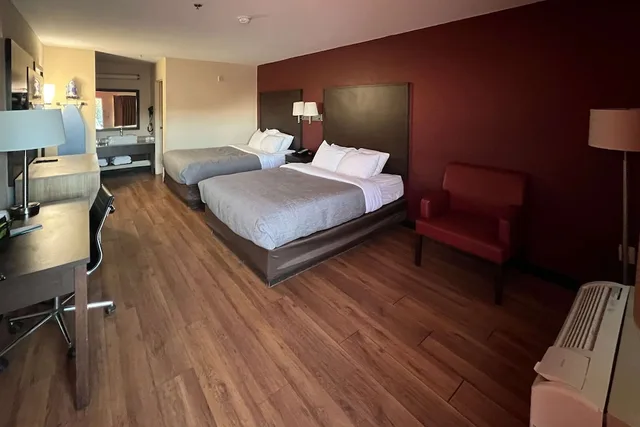 غرفة قياسية بسريرين كوين، Quality Inn & Suites Near Six Flags and Medical Center 1/6