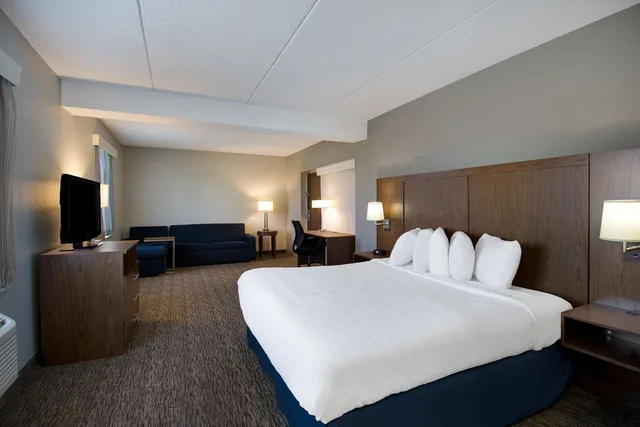 Suite, King Bed, Sofa, Balcony, Accessible, Best Western Bridgeview Hotel 3/4