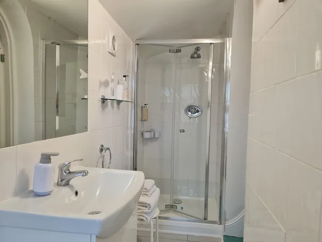 Room 1, Double or Twin Bed, Private Bathroom، Endeavour House 3/4