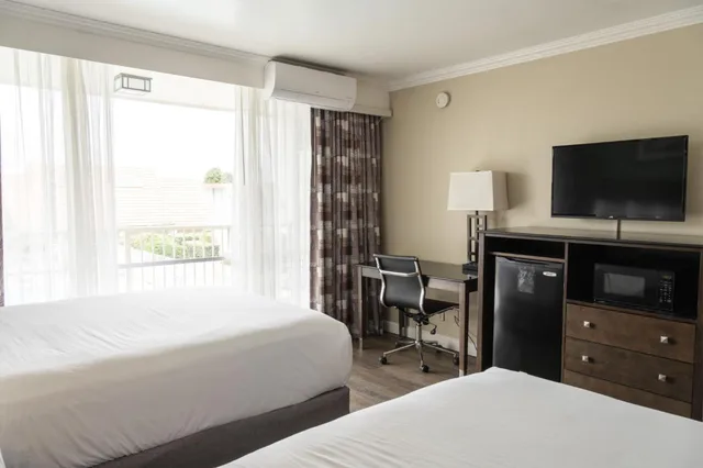 Room, King Bed, 2 Queen Beds, Travelodge By Wyndham Monterey Bay 3/10