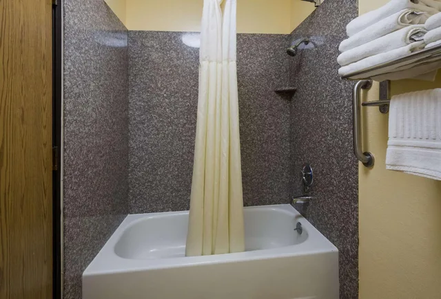 جناح بغرفة نوم واحدة مع أريكة، Quality Inn and Suites Medford Airport 6/6