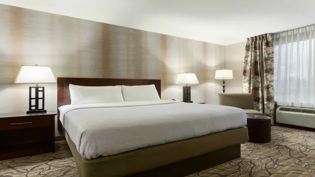 غرفة بريميوم بسرير فردي، Holiday Inn & Suites Williamsburg-Historic Gateway 1/2