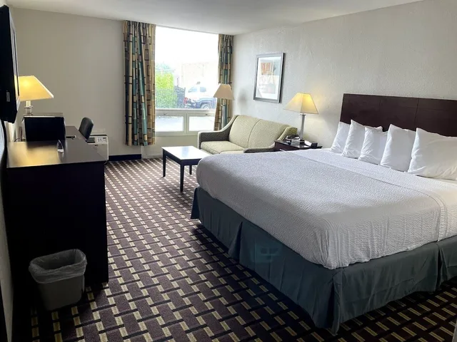 غرفة بسرير كينج، Hotel Fort Wright Cincinnati Area 1/6