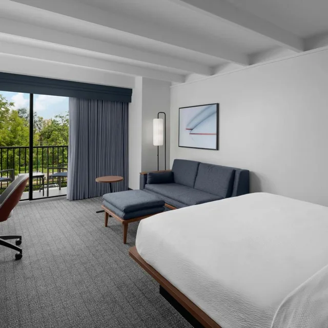 غرفة بسرير كينج بشرفة بحوض استحمام لذوي الإعاقة، Courtyard Fort Lauderdale East Lauderdale By the Sea 1/7