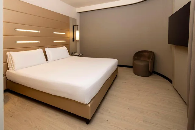غرفة قياسية رباعية بسرير كينج وسريرين منفصلين، Best Western Plus Tower Hotel Bologna 3/8