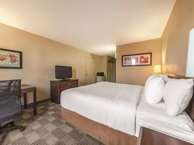 غرفة بسرير كينج لذوي الإعاقة، Ramada by Wyndham Fairfield NJ 1/4