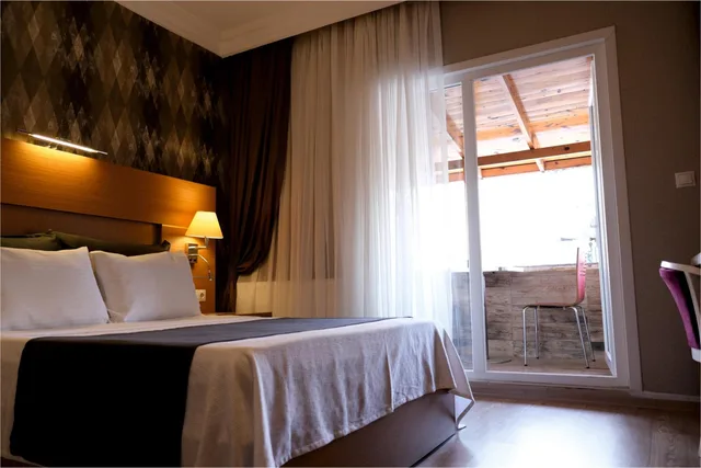 غرفة بسرير مزدوج بشرفة، Rhisos Otel 3/8