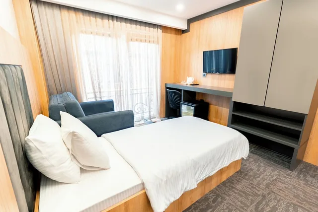 2 Bedrooms, Deluxe, Suite, 1 Double and 1 Single Bed, 2 Bathrooms, 2 Sofa، Fengo Hotel 3/8