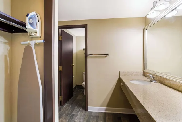 جناح بسرير كينج مع أريكة، Spark by Hilton Milwaukee Airport 4/5