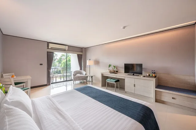 غرفة ديلوكس بسرير كينج بشرفة، Manhattan Pattaya Hotel 1/7