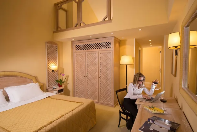 جناح كبير بسرير كينج مع أريكة بمنطقة جلوس، Best Western Park Hotel Via Variante Tiberina 21 3/5