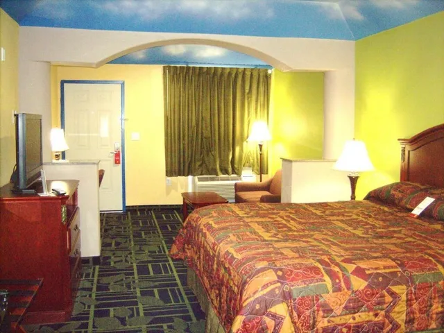 جناح بسرير كينج، Regency Inn 2/4