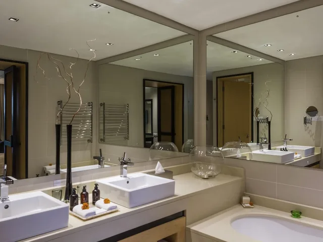 جناح فاخر بسرير كوين مع أريكة، No. 5 Boutique Art Hotel 6/6