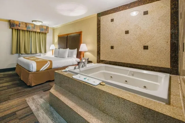 غرفة فاخرة بسرير كينج، HIBISCUS Inn & Suites 4/4