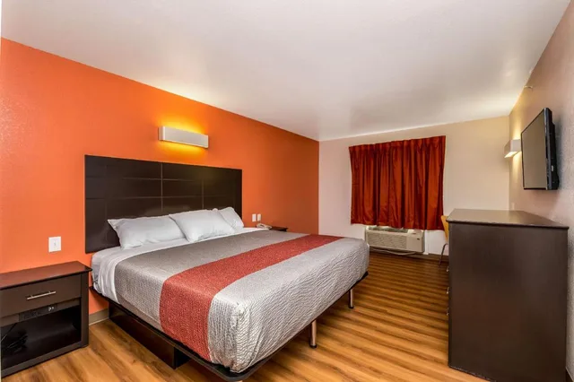 غرفة بسرير كينج لذوي الإعاقة، Motel6 Peoria, IL 2/3