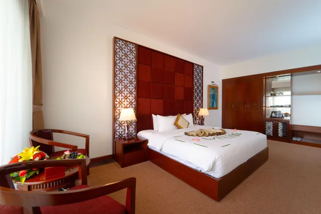 جناح بريميير بسرير كينج بإطلالة على النهر، Century Riverside 3/5