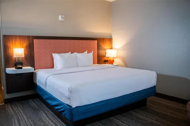 جناح بسرير كينج مع أريكة بمطبخ، Hampton Inn Gonzales 5/6