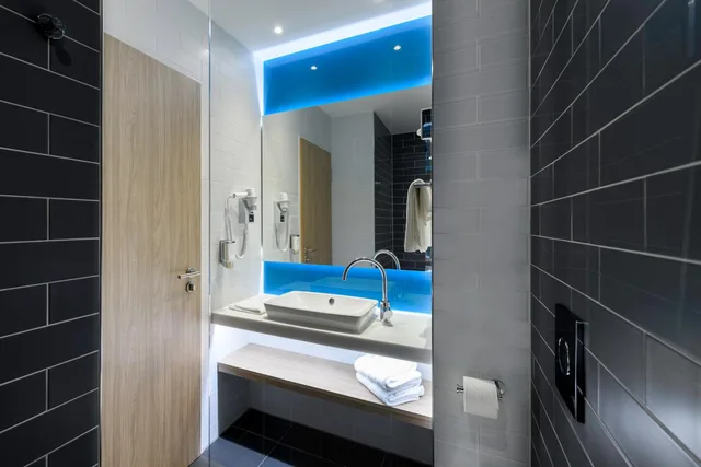 غرفة قياسية بسرير كينج وسرير كوين بإطلالة على الفناء، Holiday Inn Express Regensburg 7/8