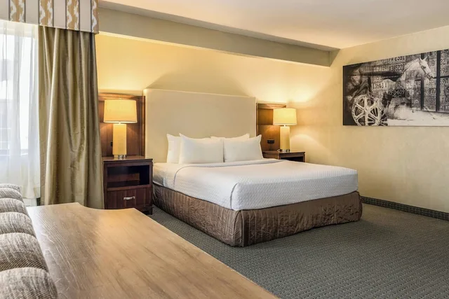 جناح تنفيذي بسرير مزدوج بغرفة نوم واحدة، Crowne Plaza Dallas Near Galleria Addison 1/5