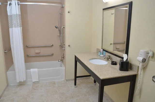 استوديو بسريرين كوين مع أريكة لذوي الإعاقة، Hampton Inn and Suites Sharon 8/10