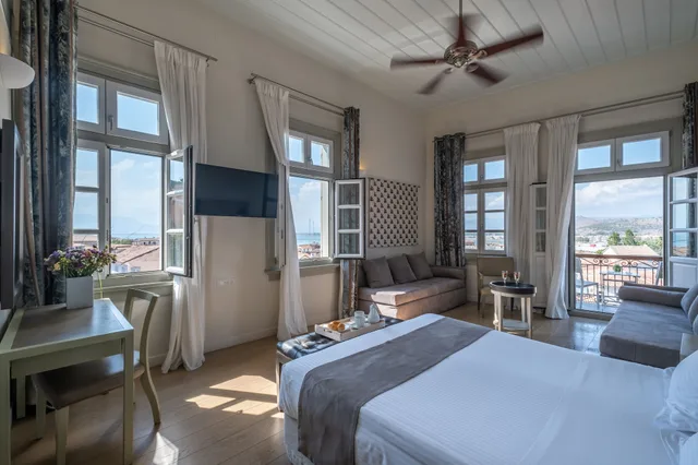 جناح جونيور بسرير مزدوج بإطلالة على البحر مع أريكة، Grand Sarai Nafplio 1/10