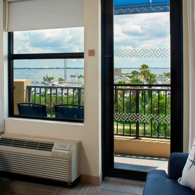 جناح بسرير كينج بإطلالة على المرسى بشرفة، Four Points By Sheraton Punta Gorda Harborside 4/10