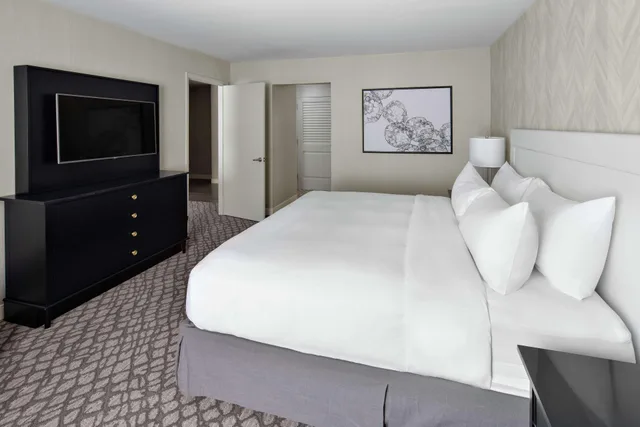 جناح بسرير كينج بغرفة نوم واحدة بمطبخ، DoubleTree Suites by Hilton Charlotte SouthPark 3/4