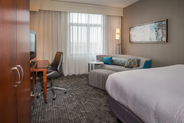 Pure, Wellness, Guest Room, King Bed, Lake View, Sofa، Courtyard By Marriott Gaithersburg Washingtonian Center 3/6