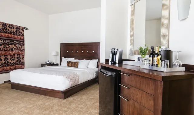 Premium, King Bed, Spa Bathroom، Metterra Hotel on Whyte 3/4