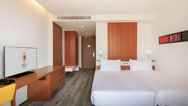 غرفة بريميوم سوبيريور بسرير كينج بإطلالة على الجبل بحوض استحمام، Eastin Tan Hotel Chiang Mai 1/3