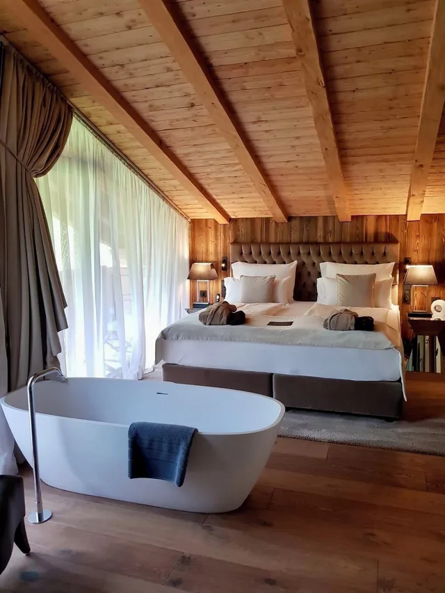 Gold, Suite, King Bed, Sofa, Hot Tub، Hotel Montchalet 2/3