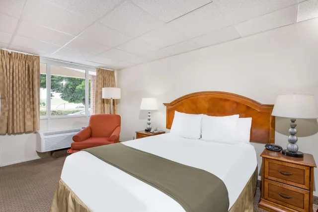 Room, Queen Bed, Days Inn By Wyndham Bedford 1/1