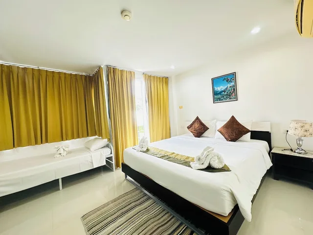 غرفة كلاسيكية بسرير مزدوج وسرير فردي بشرفة، SWISS HOUSE 1/10